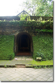 puerta en el templo Wat Umong