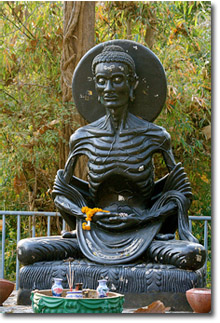buda delgado en el templo Wat Umong