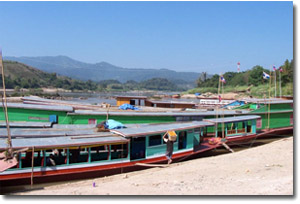 Barcas rápidas atracadas en Houay Xai