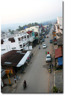 carretera en el población de Houay Xai