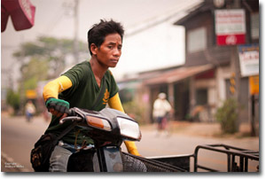 niño en una moto en Chiang Khong