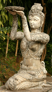 estatua de una mujer haciendo una ofrenda