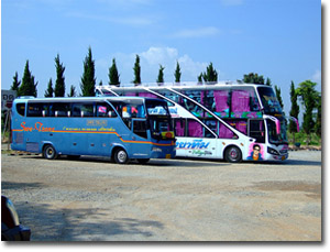 Autobuses en el templo Wat Rong Khun en Chiang Rai