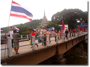 puente fronterizo con myanmar en mae sai