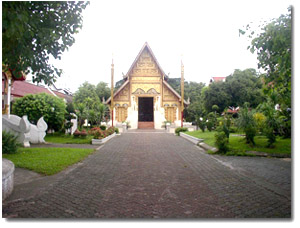 Edificio sagrado en el templo Wat Phra Singh en chiang rai