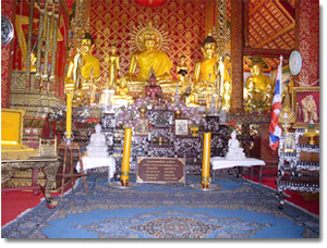 Imágenes de Buda dentro del Ubosoth