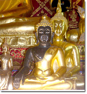 buda en el templo Wat Phra Singh de Chiang Rai