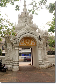 Entrada del templo Wat Phra Singh