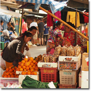 mercado en Tachileik en Myanmar