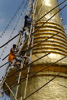 hombres subiendo por un templo en Lampang