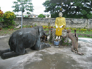 esculturas en un templo de Lampang