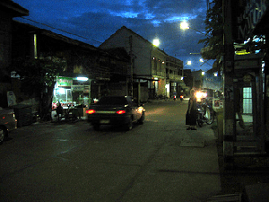 en una calle de Lampang de noche