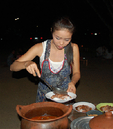 puesto de comida en una calle de Lampang