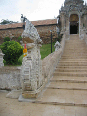 escaleras en Wat Phrathat Lampang Luang