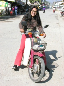 turista en una moto en Pai