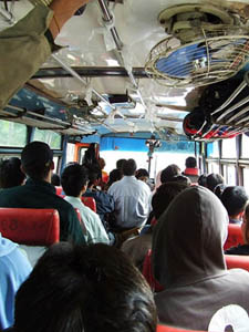 dentro de un autobus que hace el recorrido de Chiang Mai a Pai
