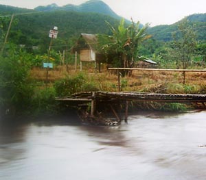 puente de madera sobre el rio Pai