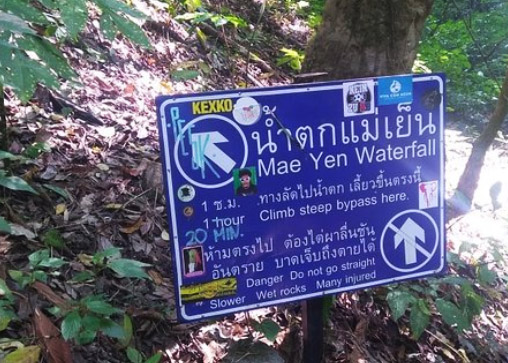 Cartel en cascadas de Mae Yen
