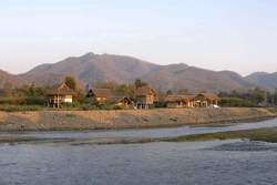 casa a orillas del rio Pai