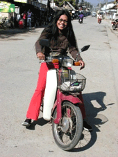 turista en una moto en una calle de Pai