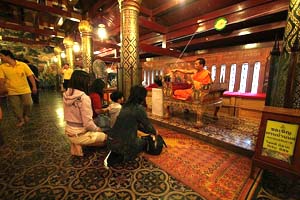 Rezando en un templo de Phitsanulok