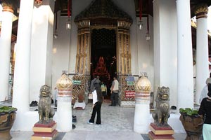 Entrada a un templo de Phitsanulok
