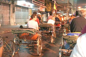 Turistas en una calle de Phitsanulok