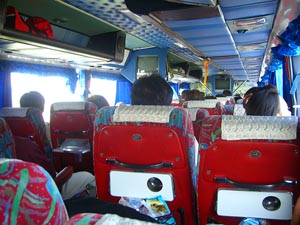 Interior de un autobus que llega a Phitsanulok