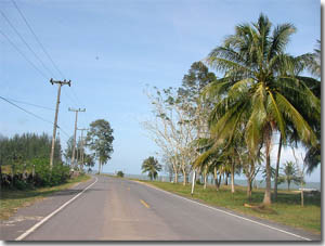 carretera cerca de la playa de Chumphon