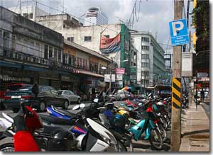 motos aparcadas en una calle de Hat yai