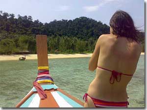 acercandose en una barca a una playa de Ko Lanta