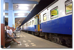 tren nocturno en la estación de Surat Thani