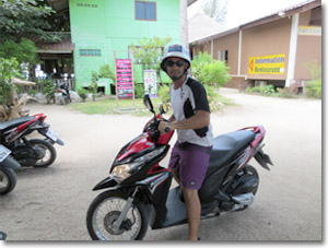 moto alquilada en Ko Pha Ngan