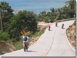 motos en una carretera de ko pha ngan