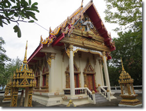pequeño templo en Mae Nam, Ko Samui