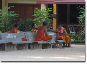 monjes en un templo de Mae Nam, Ko Samui