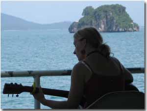 tocando la guitarra en el ferry de Ko Samui