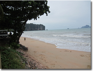playa de Ao Nang en marea baja