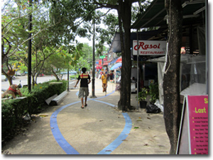 calle paralela a la playa de Ao Nang