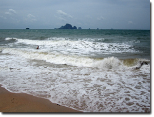 Oleaje del mar en Ao Nang