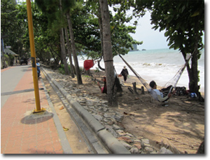 descansando en hamacas en la playa de Ao Nang