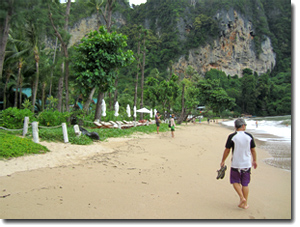 paseando en la playa resort Centara cerca de Ao Nang