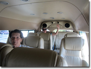 interior de un mini autobus desde la estacion de Krabi