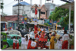 Gente festejando en Krabi