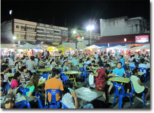 restaurante al aire libre en el mercado de Krabi