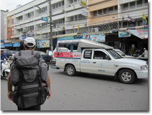 vehiculos en una calle de Krabi