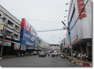 calle comercial en Krabi