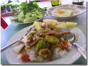 plato de arroz en un restaurante de Nakhon Si Thammarat