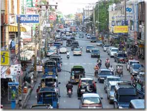 Calle con trafico en Nakhon Si Thammarat