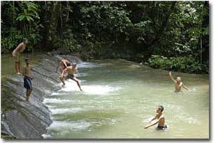 niños bañandose en un rio de Phang Nga